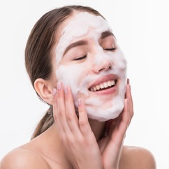 Orakel Niacinamide Ceramide face wash product packaging side view